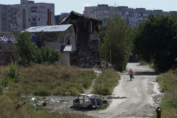 Rusya, Ukrayna'nın İzyum ve Balakley şehirlerindeki birliklerini geri çekiyor