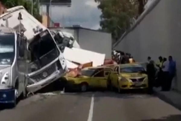 Meksika'da yolcu otobüsü ile yakıt tankerinin çarpışması sonucu 20 kişi öldü