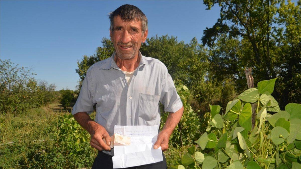 İzinsiz aldıkları sebzeler için para ve not bıraktılar