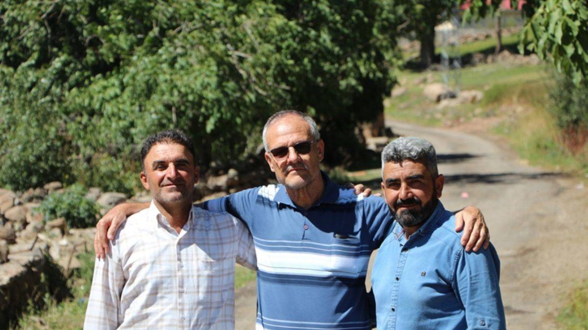 İlk görev yerindeki öğrencileriyle 40 yıl sonra bir araya geldi