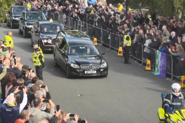 Kraliçe 2. Elizabeth'in cenazesi Holyroodhouse Sarayı'na taşınıyor