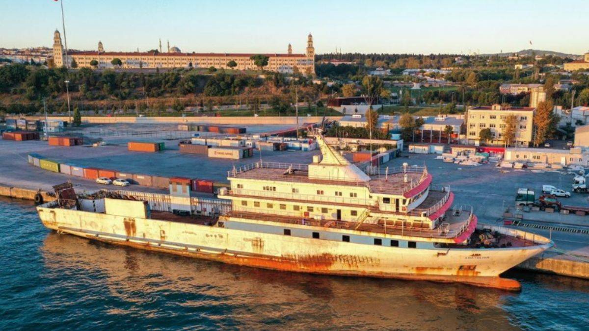 Yunanistan Sahil Güvenlik birimlerinin taciz ateşi açtığı gemi Haydarpaşa Limanı'na demirledi