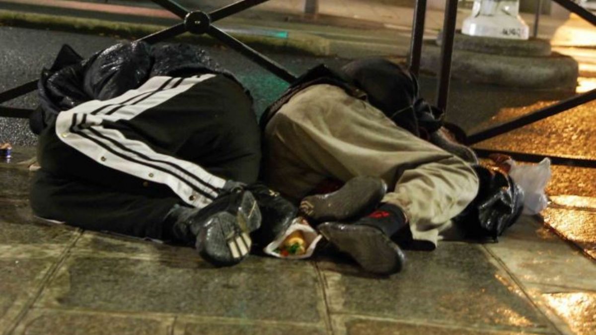 AB'den itiraf: Yüzlerce kişi haftalarca sokakta uyudu