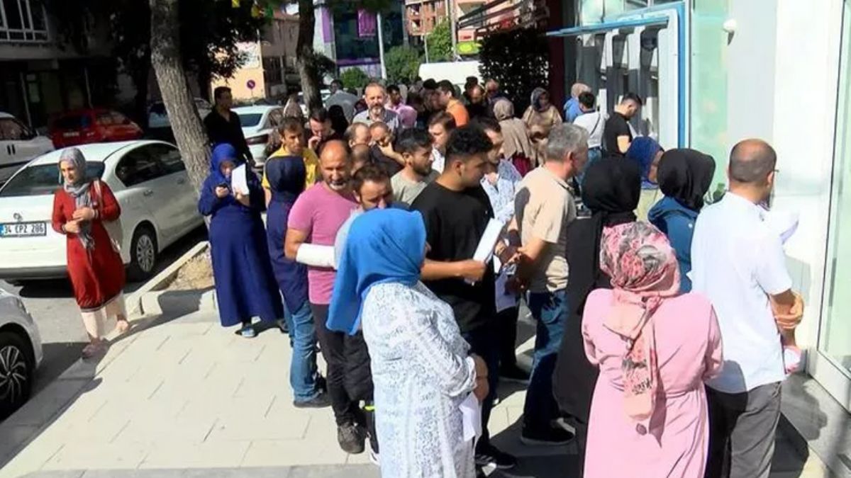 Bankalar önünde sosyal konut kuyruğu