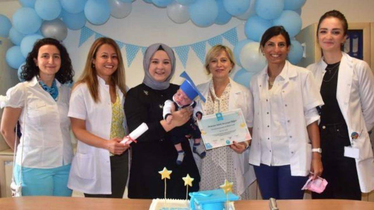 22 haftalık dünyaya gelen prematüre bebek 'mezuniyet belgesi' ile taburcu edildi