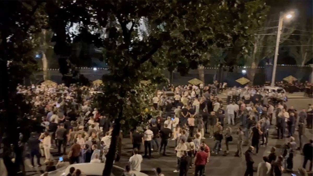 Ermenistan karıştı! Protestocular meclis önünde