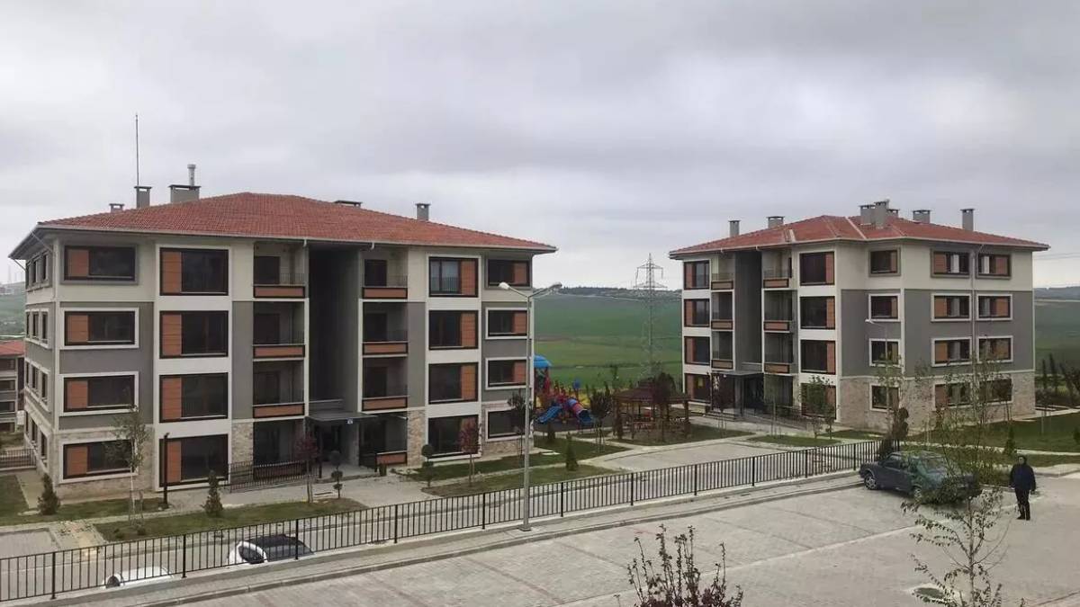 Anne, babasının evi olanlar sosyal konutlara başvurabilir mi? Babasının evi olup aynı evde yaşayanlar TOKİ sosyal konutlara başvurabilir mi?