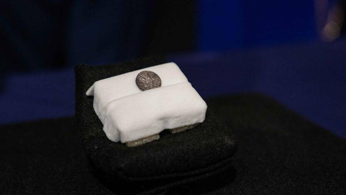 D﻿efineciler yağmalamıştı...1 milyon dolar değerindeki tarihi gümüş para, 20 yıl sonra İsrail'e döndü