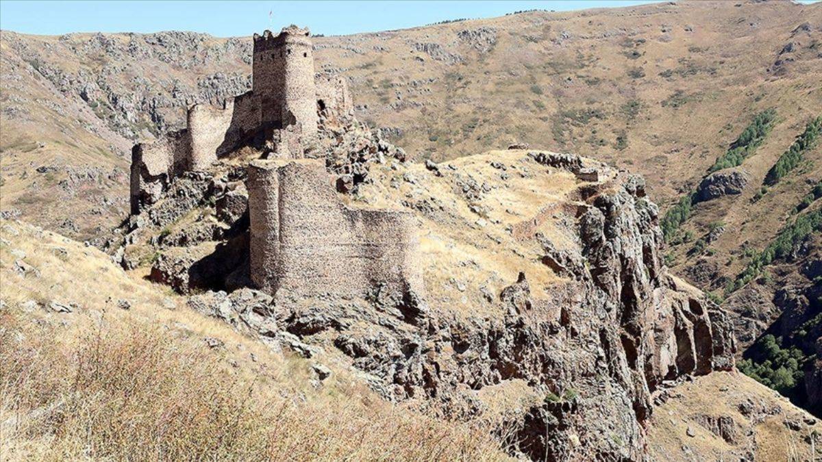 Karaçay Kanyonu manzaralı 'Şeytan Kalesi'