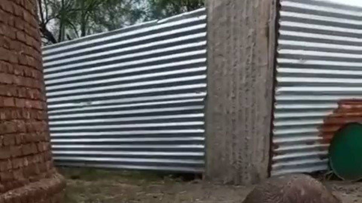 Elleri kolları olmayan bir adam namaz kılmak için abdest alıyor