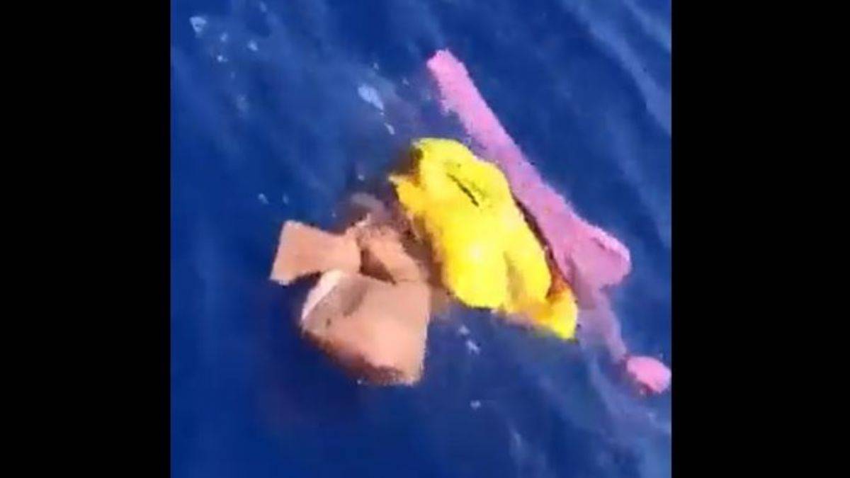 Susuzluktan can veren evladını kıyafetleriyle denize bıraktı