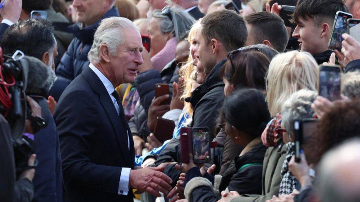 Kral Charles, halkı selamlarken siyahi adamı görmezden geldi