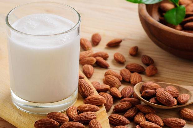 Badem sütü nasıl yapılır? Badem sütü malzemelerin miktarı ve yoğunluğu nasıl olmalı? Badem sütü malzemeleri