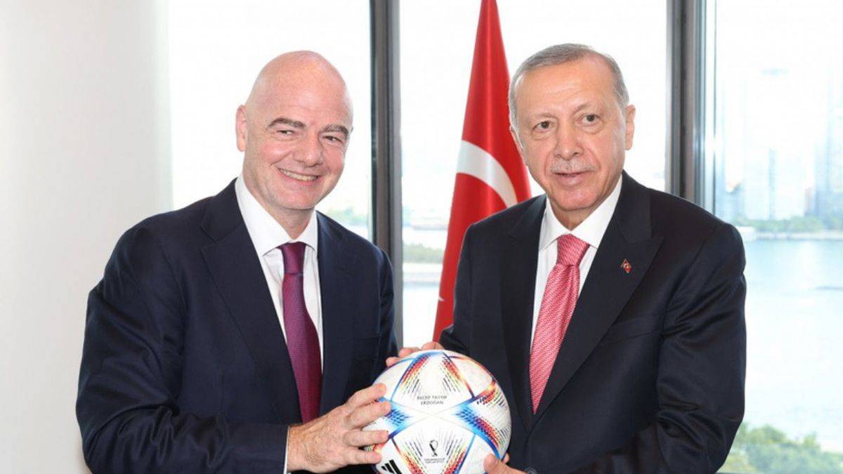 Erdoğan, FIFA Başkanı Infantino'nun hediye ettiği topa kafa attı