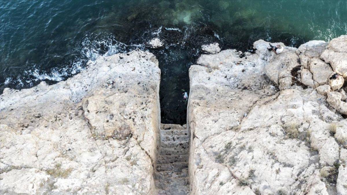 Van Gölü'nde sular çekilince Urartu limanı ortaya çıktı