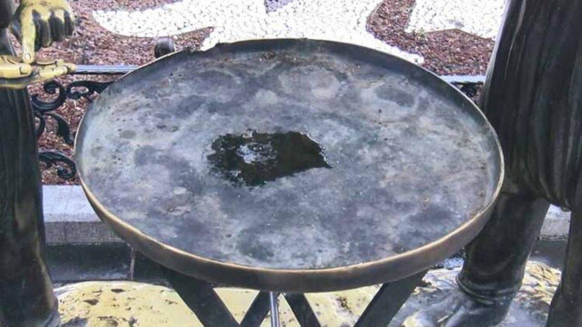 Eminönü'nde simitçi heykelindeki simitleri çaldılar