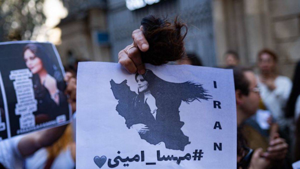 'Senin ülken kan döküyor, başında örtü olsa ne olur olmasa ne olur?'