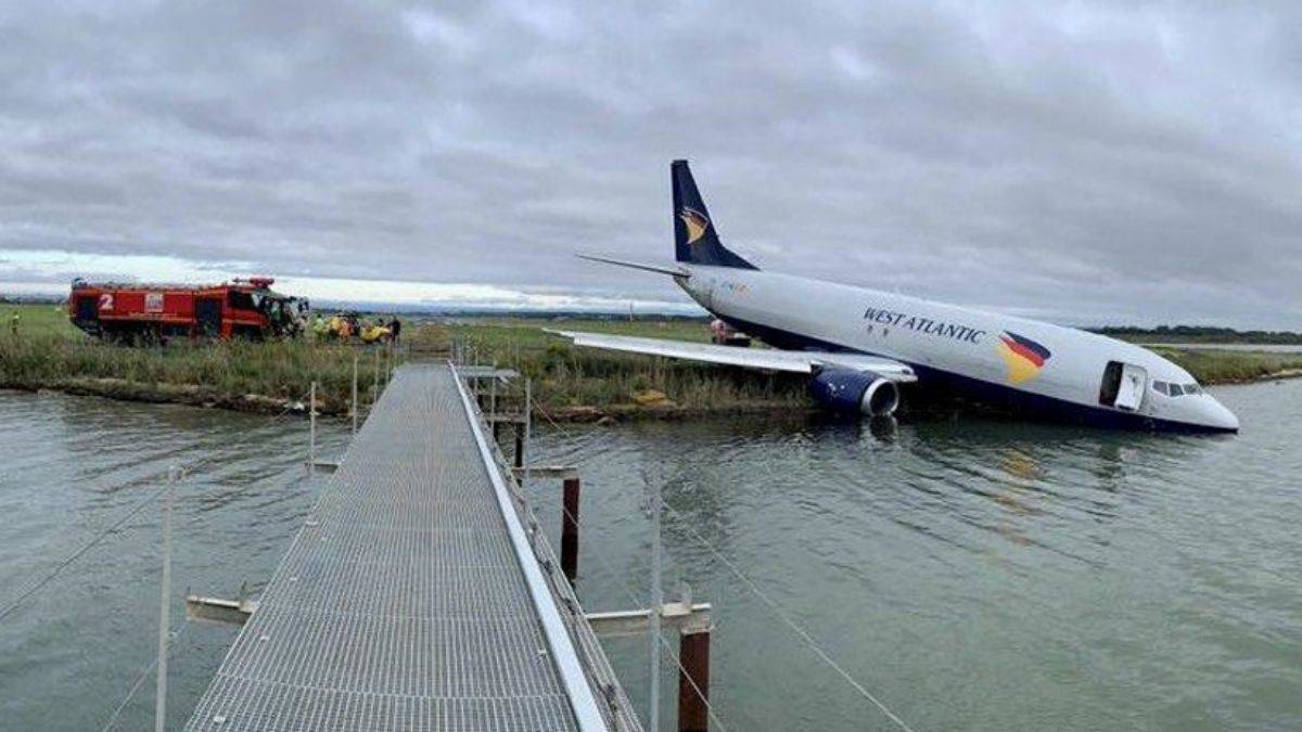 Faciadan dönüldü! Uçak pistten çıkıp gölete savruldu