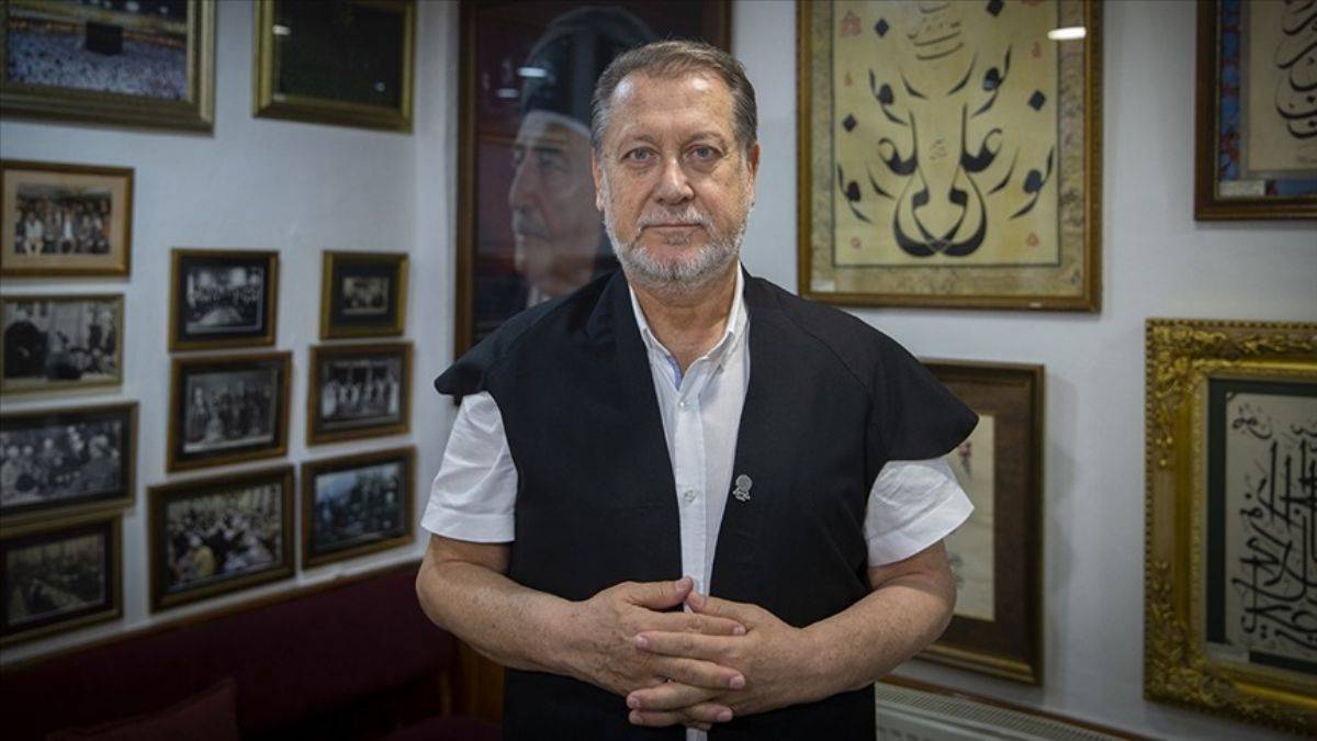 Yeni Cerrahi postinişini Ahmet Özhan