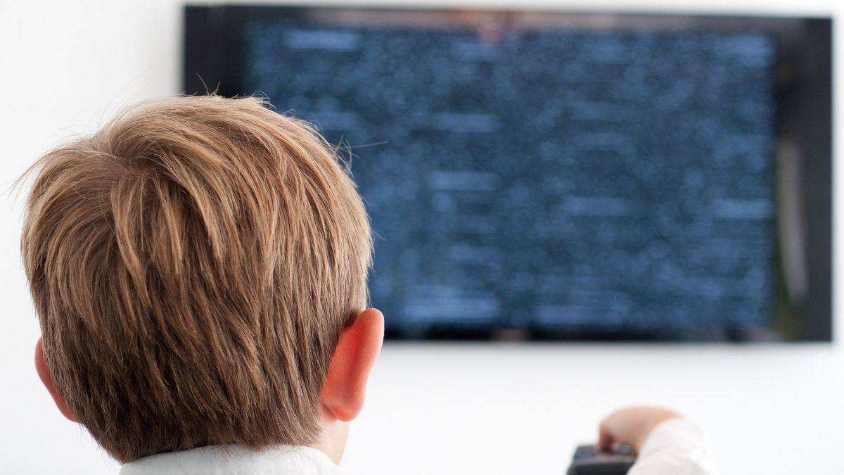 Çocuklar televizyonun sesini açıyorsa dikkat!