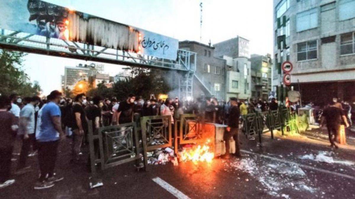 ''İran renkli devrimler yapılacak ülke değil''