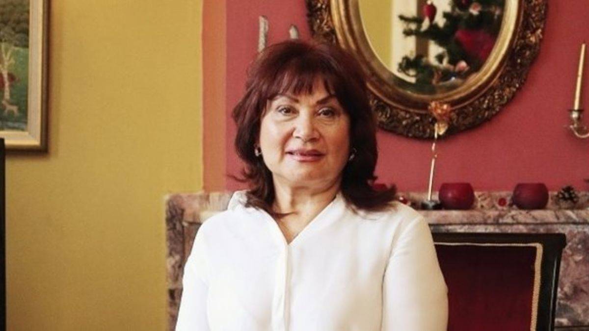 Peçeli kadınlar yemek yiyebilmek için peçelerini yavaşça kaldırıyor, utanç verici!