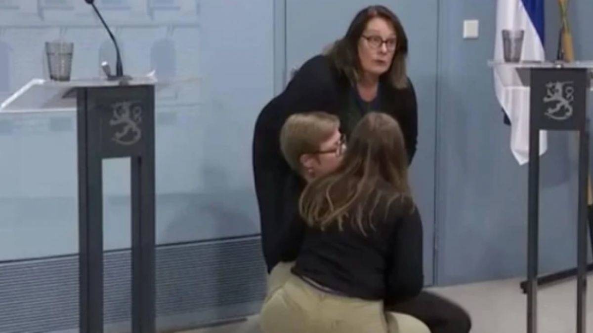 Finlandiya İçişleri Bakanı canlı yayında bayıldı!