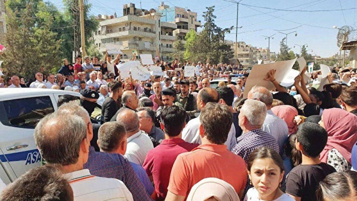 Kamışlı’da gergin protesto! PKK Suriye’de öğrenci velilerine saldırdı