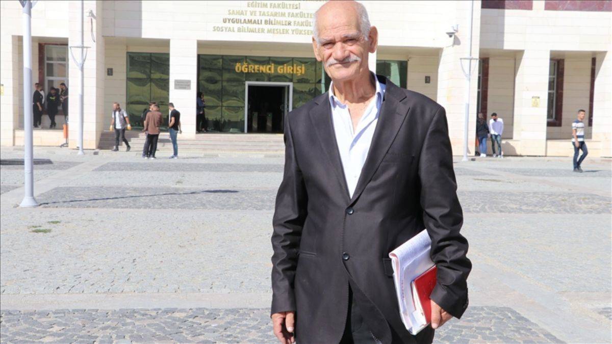 70'inden sonra oğluyla aynı sırada üniversitede