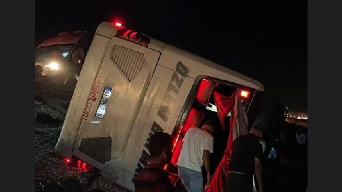 Yolcu otobüsü şarampole devrildi: 20 yaralı