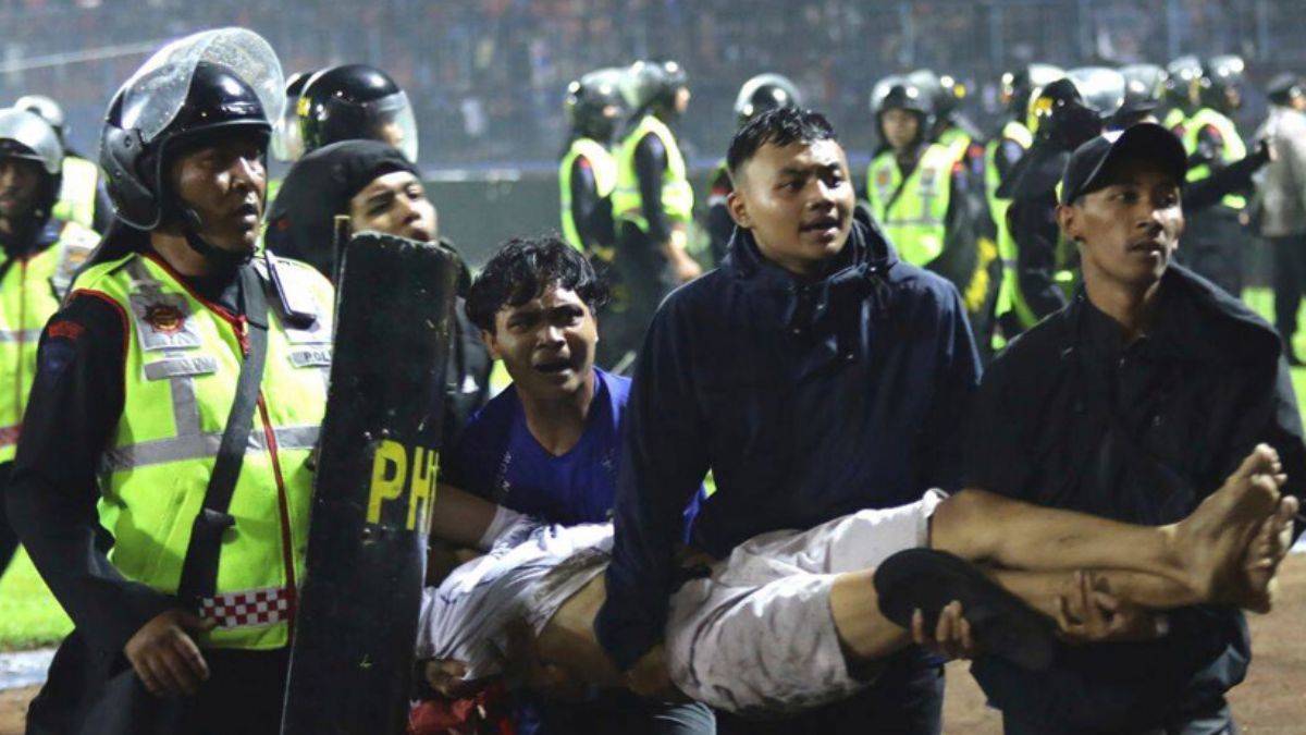 Futbol maçında dehşet! En az 127 ölü