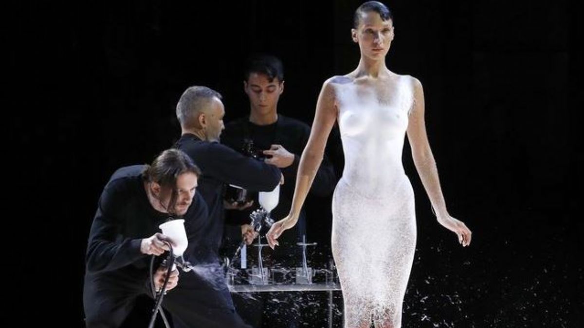 Bella Hadid'e sprey kumaş ile elbise yapıldı - 2022 Paris Moda haftası Bella Hadid'in elbisesi