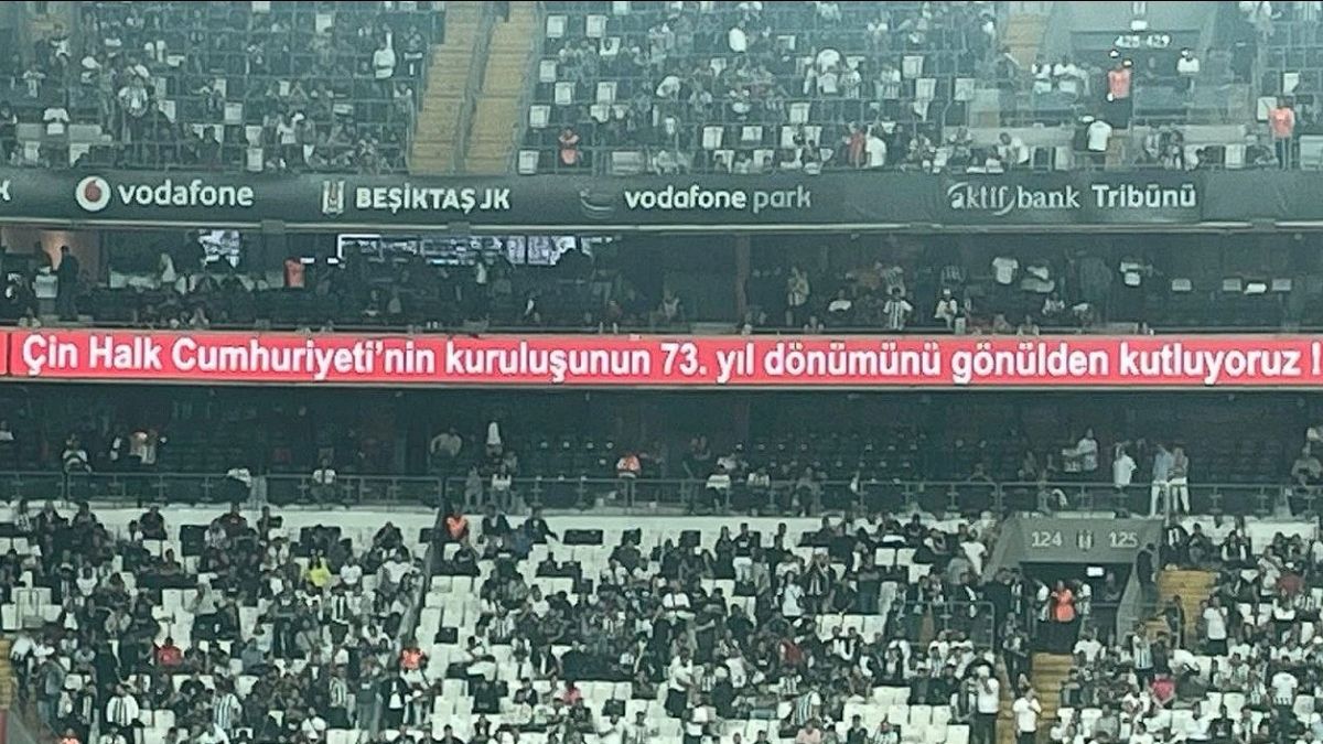 Beşiktaş derbisinde Çin’in kuruluşu kutlandı
