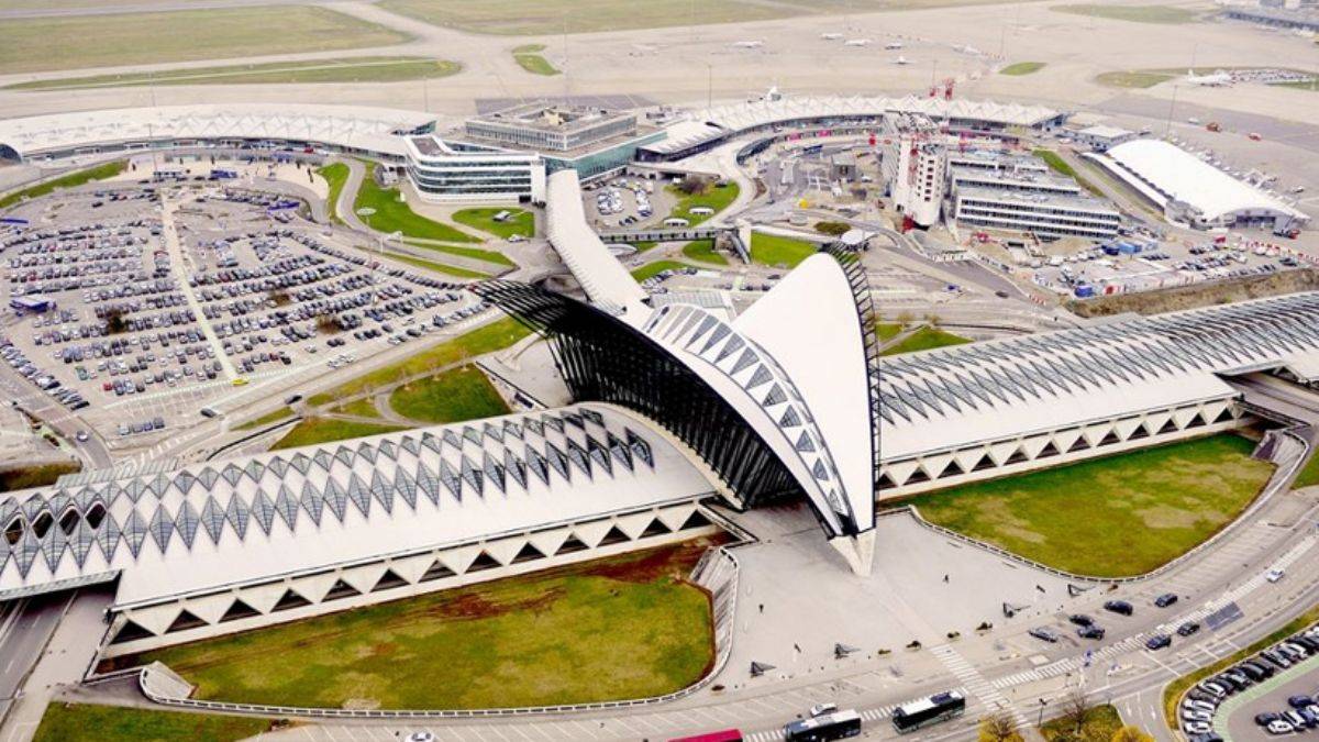 Fransa'da panik! Lyon Havalimanı tahliye edildi