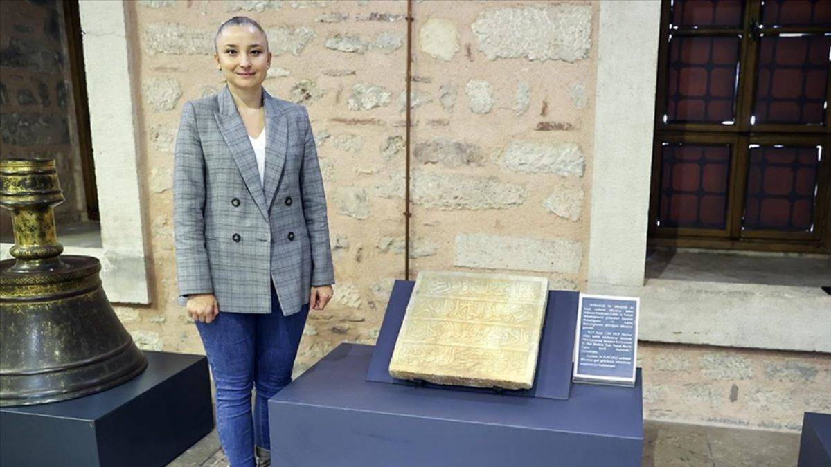 Tesadüfen öğrendi! Hollanda'ya kaçırılan kitabe dedesinin yaptırdığı camiye ait çıktı