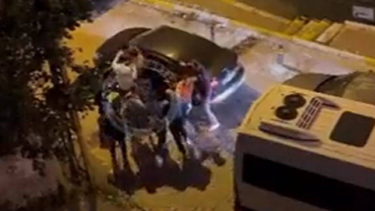 Trafik terörü bitmiyor! Ailesinin yanında linç edildi