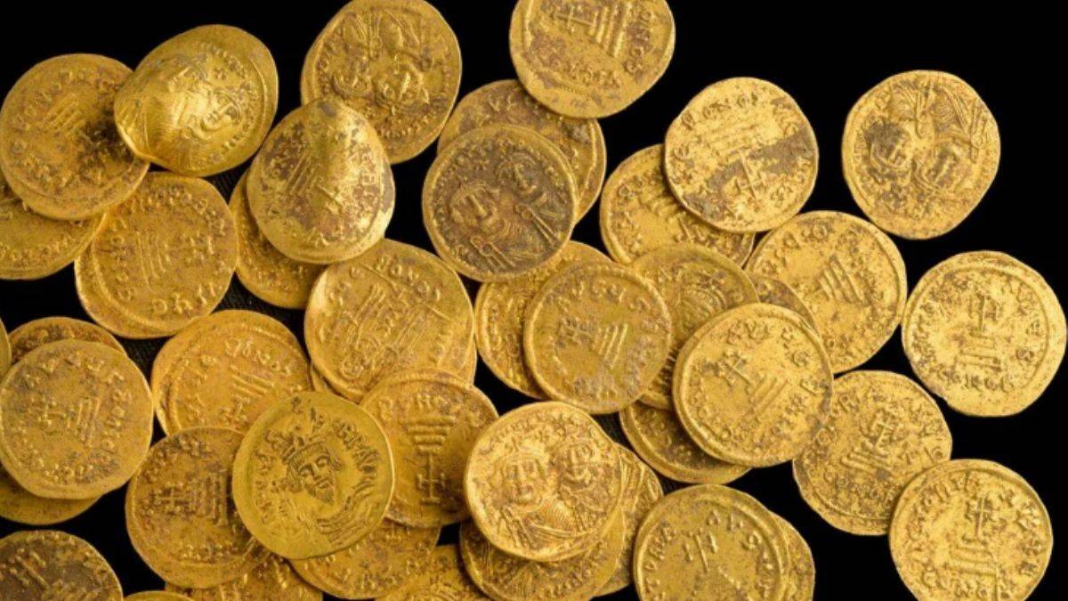 Müslümanlardan saklanmış; duvarda gizlenmiş saf altın sikkeler bulundu