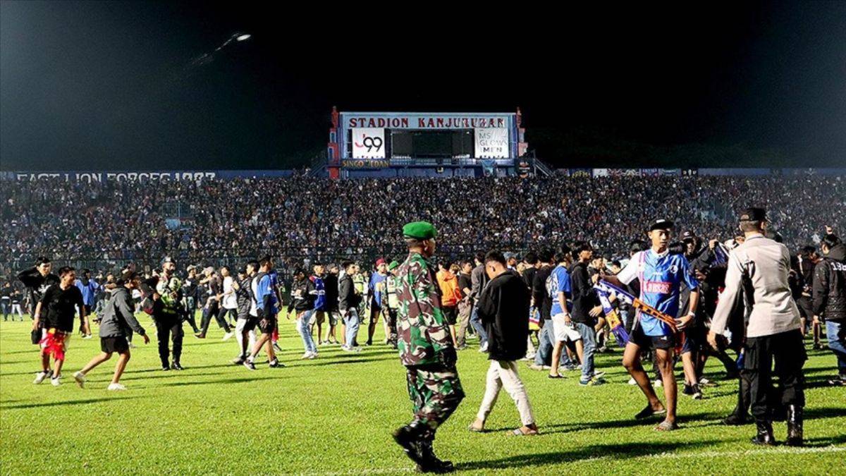 Stadyumdaki kapılar kilitliymiş!