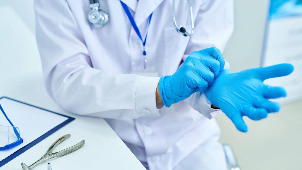 Muayenehanesi olan hekimlerle akademisyenler özel hastanelerde çalışabilecek