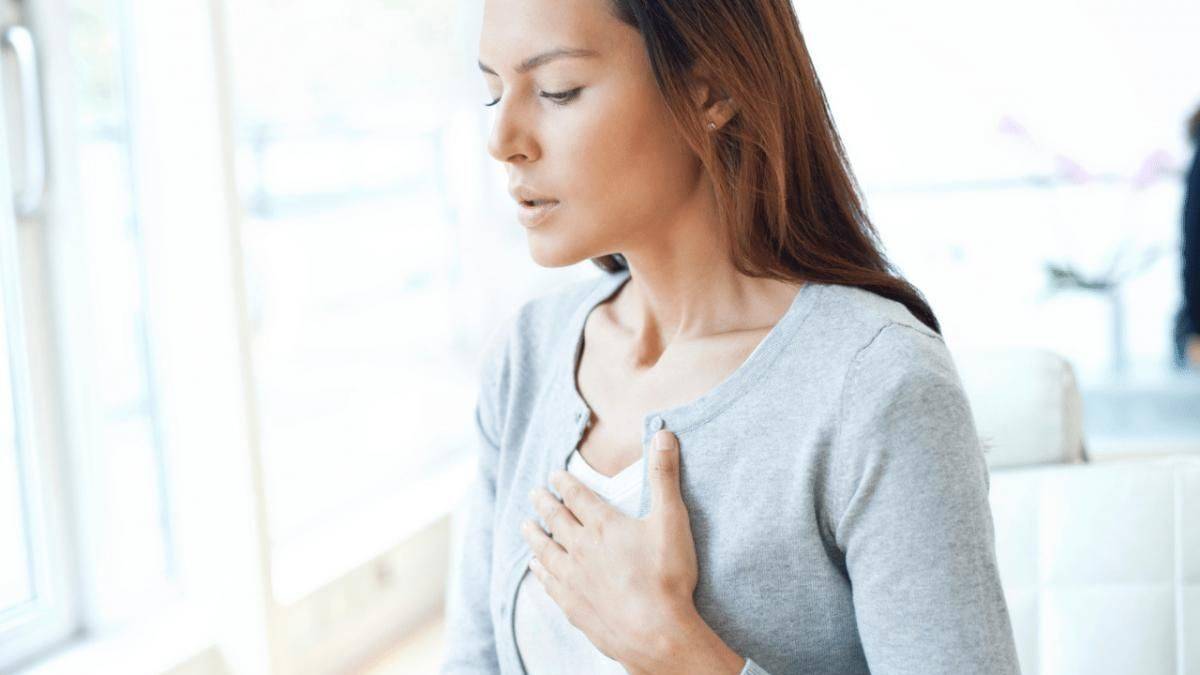 Panik atak nedir, nasıl anlaşılır, belirtileri nelerdir? Çarpıntı, terleme, korku panik atak belirtisi mi? Panik atağı önlemek için ne yapmak gerekir?