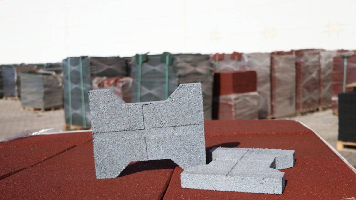 Araba lastiklerinden parke taşı üretiliyor