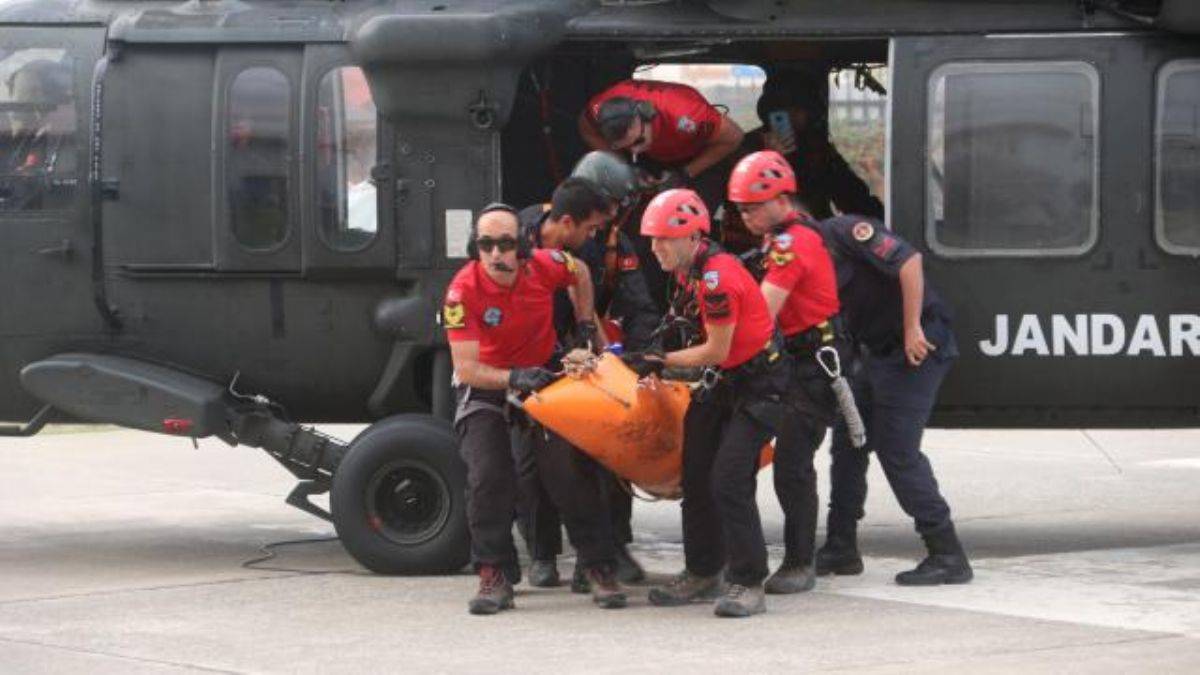 Kayalıklara düşen Rus paraşütçü hayatını kaybetti