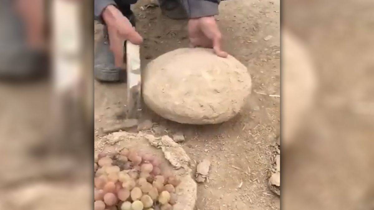 Afganistan’da kil çömlek içinde aylarca saklanabilen üzümler