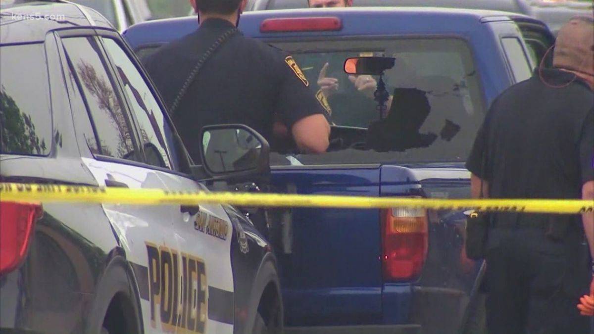 Sürücü koltuğundaki genci arabadan inmediği için vurdu