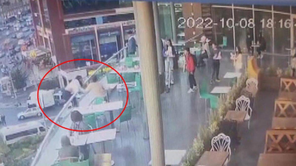 AVM'nin terasından atlayan kadına engel olunamadı