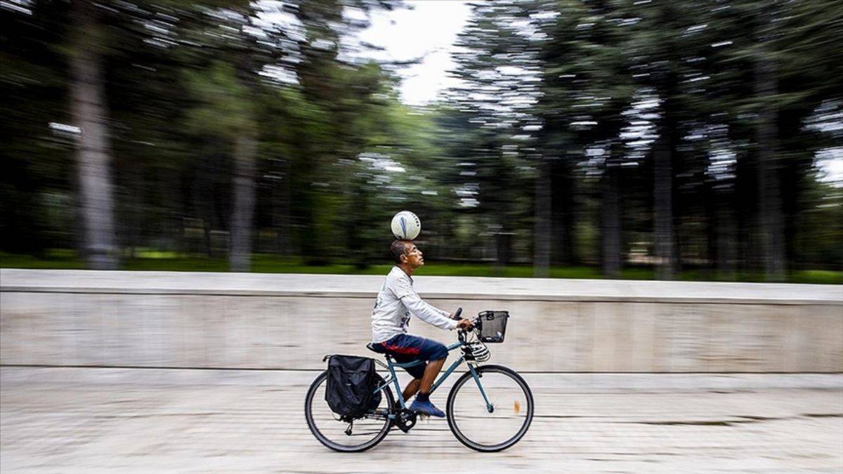 Meksikalı gezgin, kafasında futbol topuyla ülke ülke pedal çeviriyor