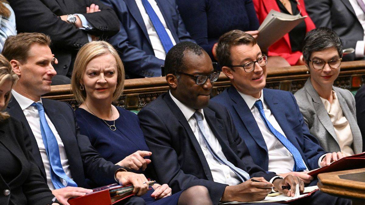 Fitch: İngiltere ekonomisi dibe vuracak