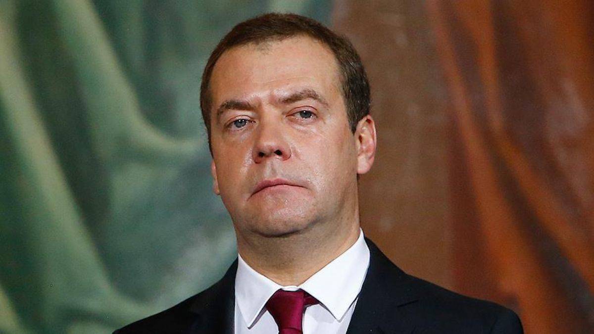 Medvedev: Putin, Zelenski'nin siyasi rejimini dağıtmalı