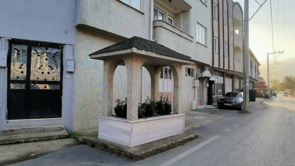 'Gizemli mezar' ilçeyi ikiye böldü