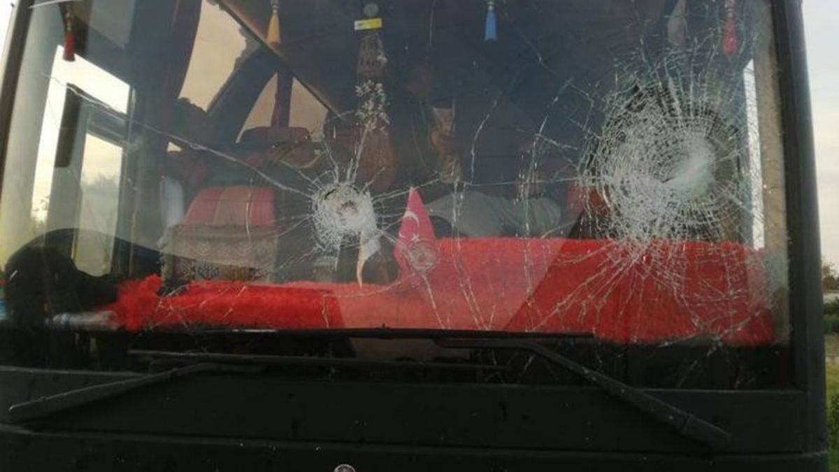 Taraftar otobüsüne kurşun yağdırdı